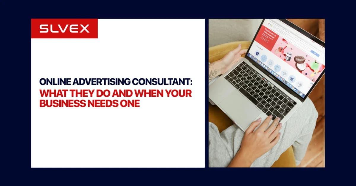 Tarjeta de título de SLVEX con el texto Online Advertising Consultant, junto a una persona navegando una tienda en línea en su laptop.